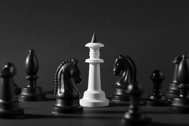 Piezas monocromáticas para juego de tablero de ajedrez