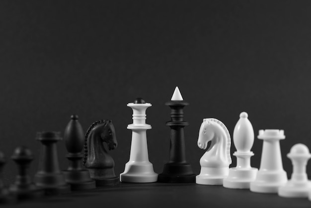 Foto gratuita piezas monocromáticas para juego de tablero de ajedrez