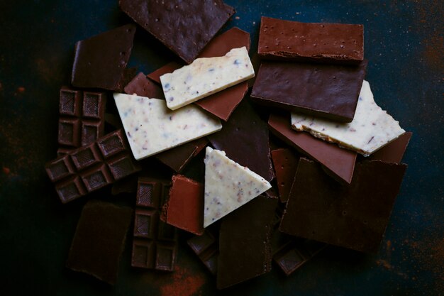 Piezas oscuras, blancas y de chocolate con leche. Vista superior