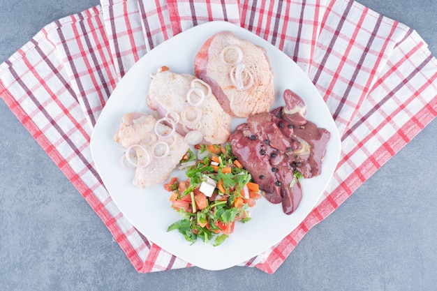 Foto gratuita piezas de pollo y carne cruda en un plato blanco.