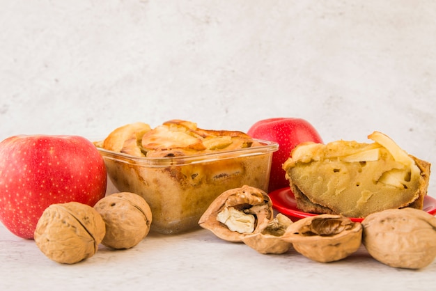 Piezas de tarta de manzana en la mesa con nueces