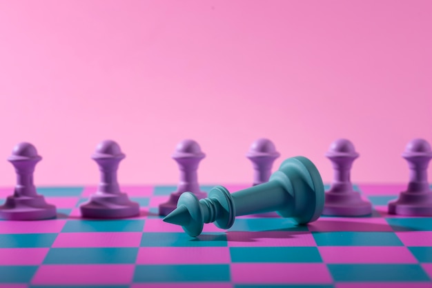 Piezas verdes y rosas para ajedrez con tablero de juego