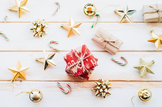 Pila de cajas de regalo rojas con diferentes juguetes de Navidad