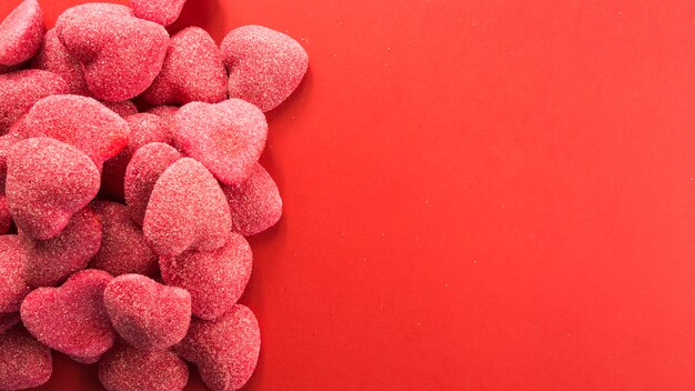 Pila de corazones de gelatina