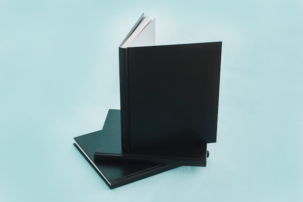 Pila de cuadernos con cubierta negra