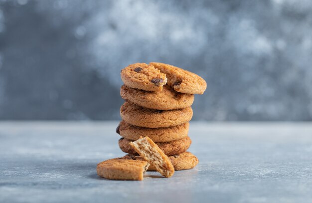 Pila de deliciosas galletas con chispas de chocolate sobre fondo de mármol