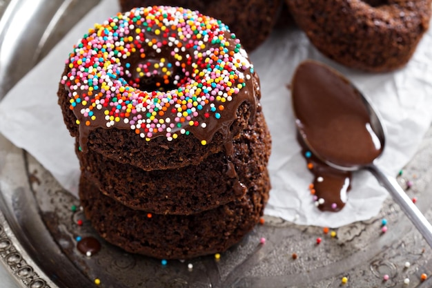 Pila de donuts de chocolate horneados caseros