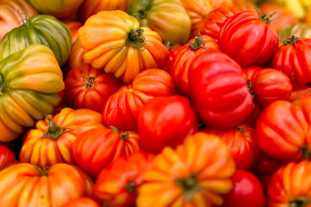 Pila de fondo de tomates frescos y deliciosos