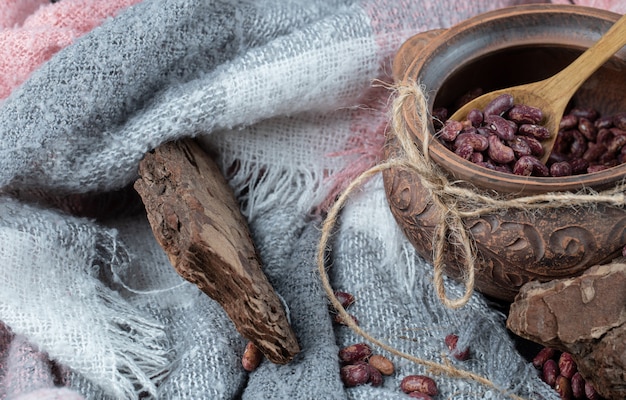 Pila de frijoles rojos crudos en taza clásica