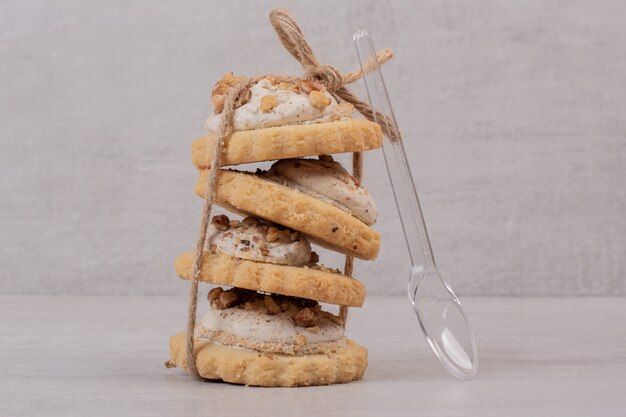 Pila de galletas de avena en blanco.