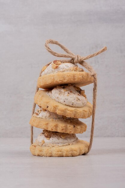 Pila de galletas de avena en el cuadro blanco.