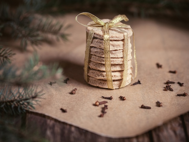 Foto gratuita pila de galletas caseras en navidad