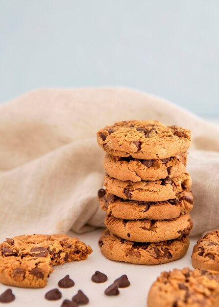 Pila de galletas con chispas de chocolate