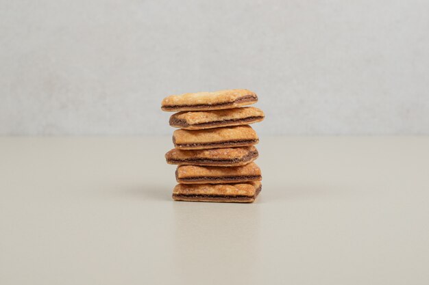 Pila de galletas dulces en superficie gris