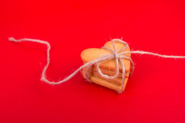 Pila de galletas en forma de corazón en la mesa