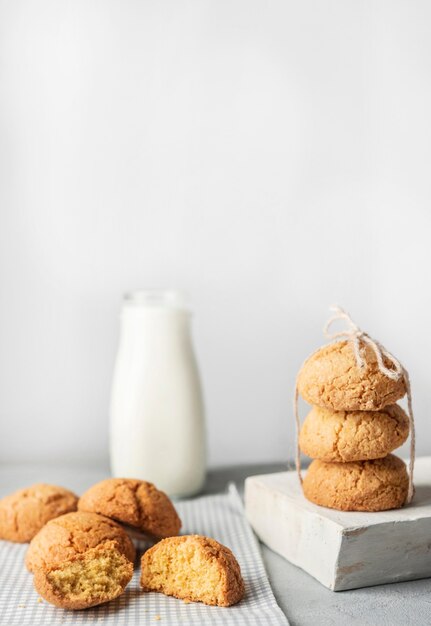 Pila de galletas y leche