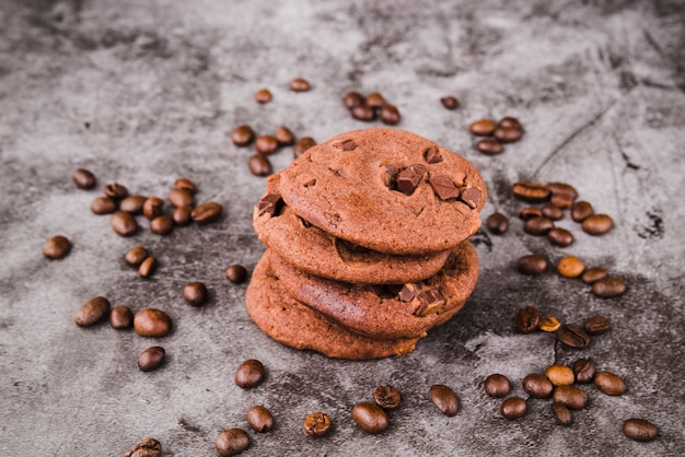 Foto gratuita pila de galletas rodeada de granos de café tostados