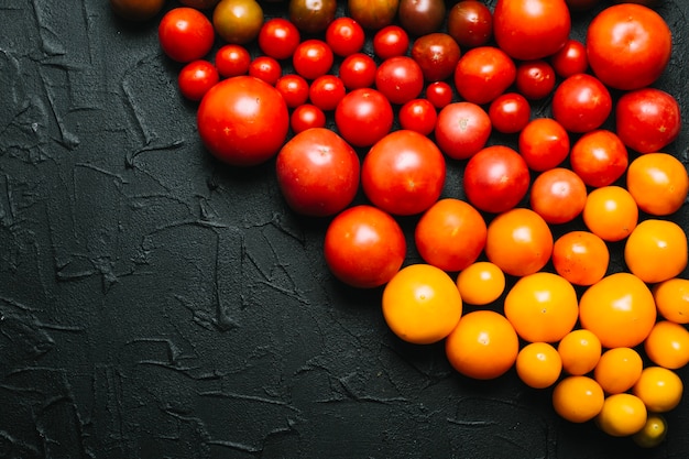 Foto gratuita pila de gradiente de tomates surtidos