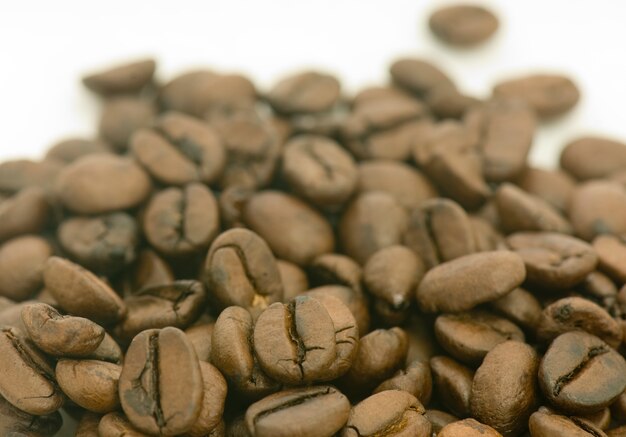 Pila de granos de café tostado