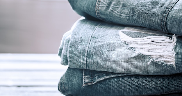 Una pila de jeans sobre un fondo de madera