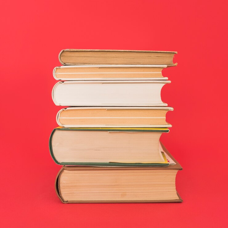 Foto gratuito una pila de libros antiguos de tapa dura