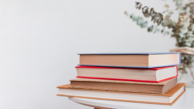 Foto gratuita pila de libros antiguos de tapa dura