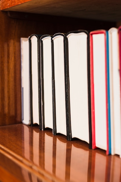 Pila de libros en una librería