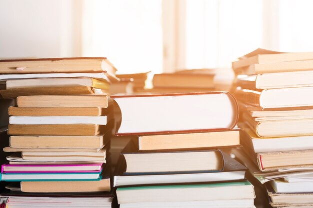 Pila de libros en una librería