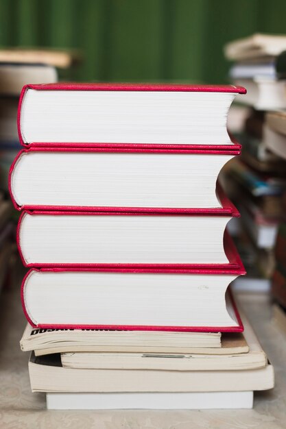 Pila de libros en una librería