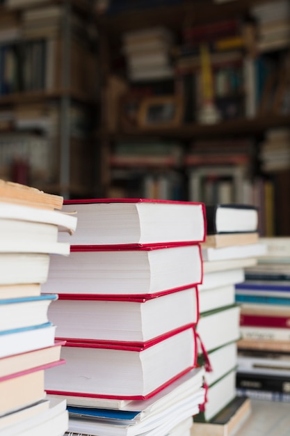 Pila de libros en una librería