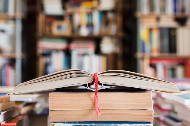 Pila de libros en una librería