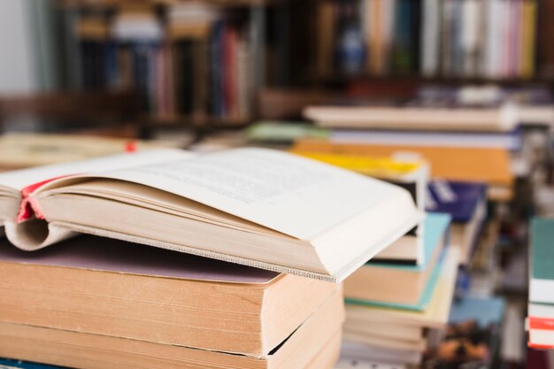 Pila de libros en una librería