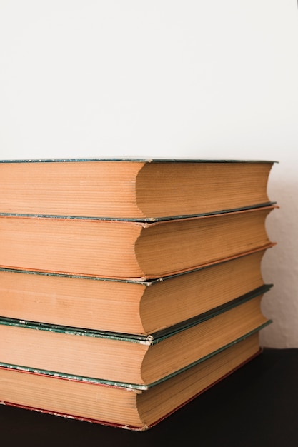 Pila de libros en una librería