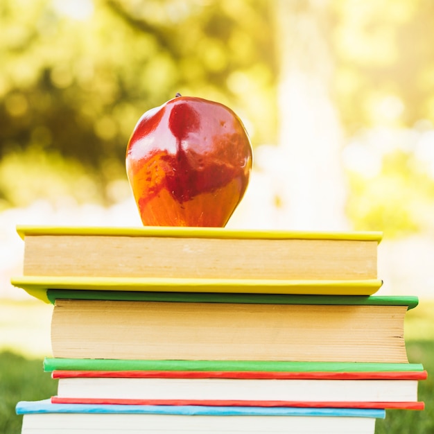 Pila de libros con manzana en la parte superior