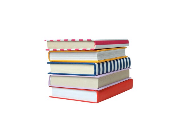 Una pila de libros PNGA aislados sobre un fondo blanco