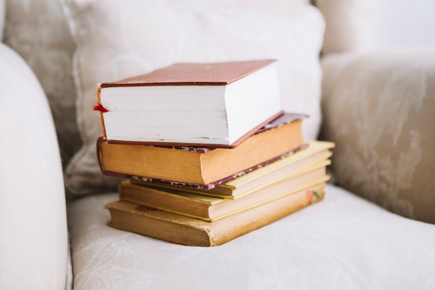 Pila de libros en el sillón