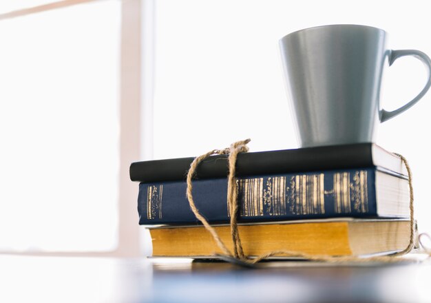 Pila de libros con una taza encima