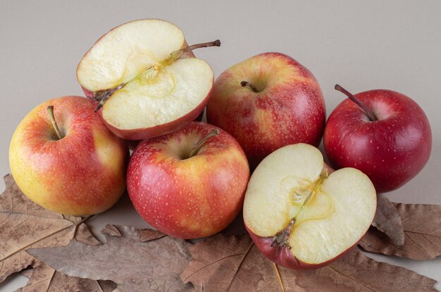 Pila de manzanas y hojas de plátano en mármol