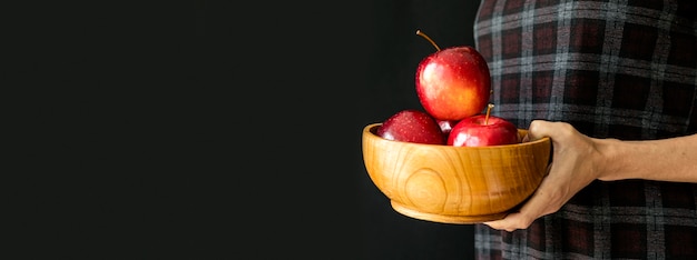 Pila de manzanas en un tazón copia espacio