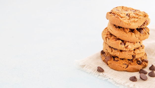 Foto gratuita pila minimalista de deliciosas galletas espacio de copia