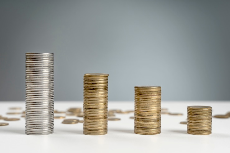 Foto gratuito pila de monedas de alto ángulo