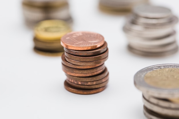 Pila de monedas de cobre sobre fondo blanco