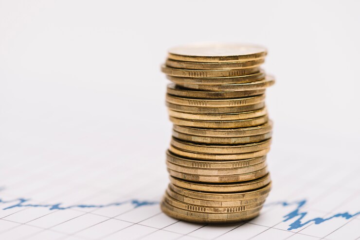Foto gratuito pila de monedas de oro sobre el gráfico del mercado de valores