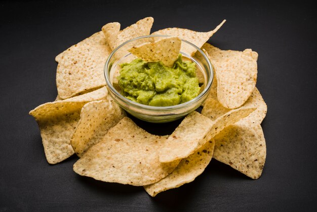 Pila de nachos y salsa en un tazón.