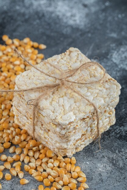 Pila de pan tostado y maíz dulce en mármol.