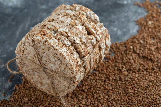 Pila de pastel de arroz atado con una cuerda sobre la superficie de mármol