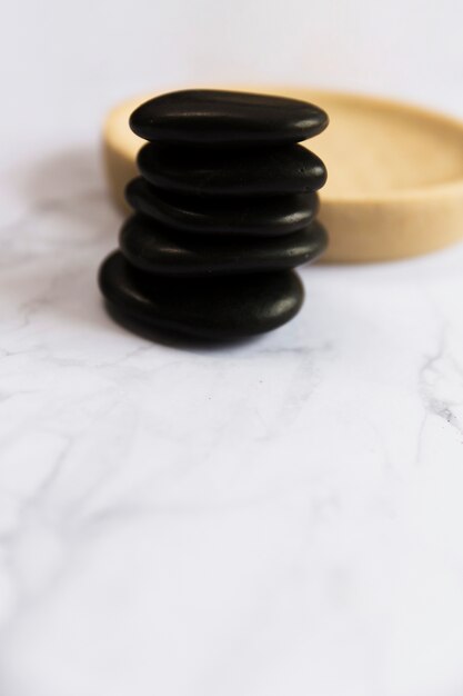 Pila de piedras negras de masaje en el spa