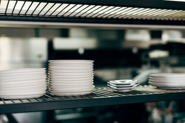 Pila de platos en una cocina comercial.