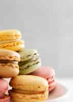 Foto gratuita pila de primer plano de macarons dulces