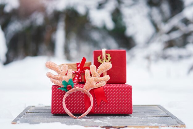 Pila de regalos de Navidad al aire libre